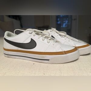 Nike Legacy Court like new